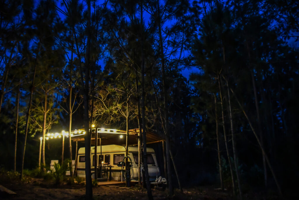 Caravan Baleia at night